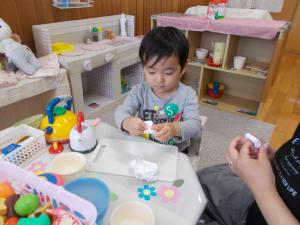 紙粘土で遊んでいます