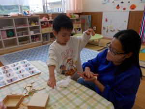 紙粘土を丸めたり伸ばしたりしています