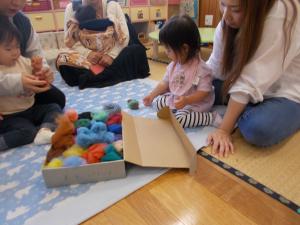 松ぼっくりに羊毛をつけています