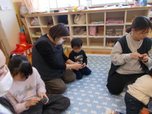 松ぼっくりに好きな色の羊毛をつけています