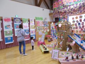 おかあさんと一緒に作品展を見ました