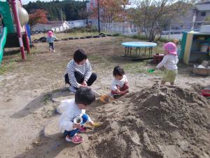 砂場遊びをしています