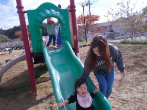 滑り台で遊びました