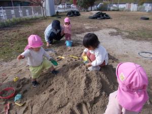 砂の山で遊んでいます