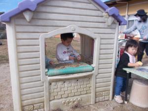 ままごとハウスの中で遊んでいます