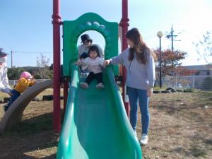 滑り台で遊んでいます