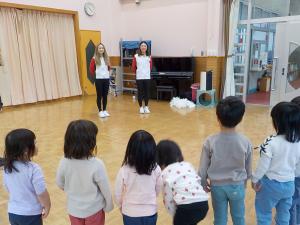 チアダンスの先生たちと子ども達