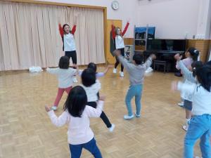 ダンスをしている子ども