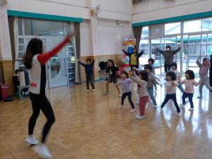 先生の真似をしてダンスをする幼児