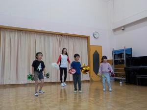 みんなの前で踊る5歳児