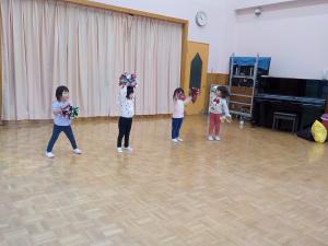 みんなの前で踊る3歳児