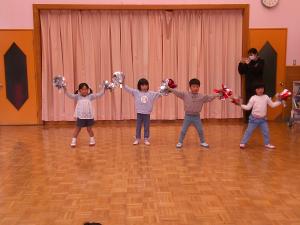 みんなの前で踊る4歳児