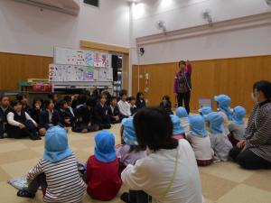 2年生の先生の話を聞いています