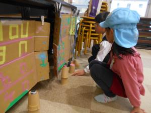 お姉さんの話を聞いています