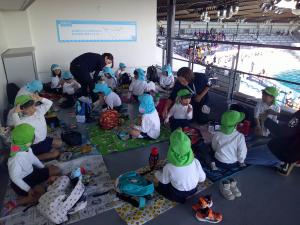 ４歳児５歳児のお弁当を食べているところ