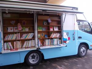 移動図書の水色のバス