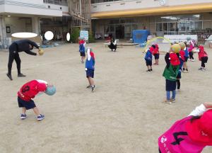 ボールを持って体を横にまげる