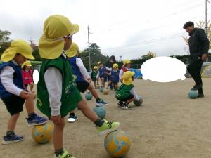 ボールに足をのせる