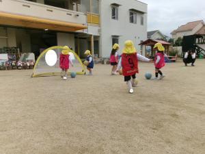 ゴールにシュート