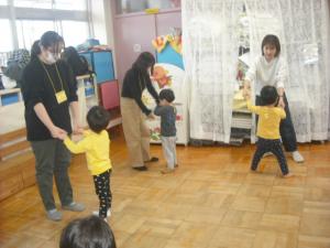 ふれあい遊び（なべなべそこぬけ）