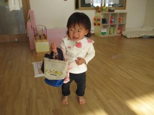 たくさんカバンをもってるよ