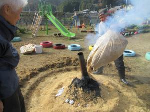 もみ殻を被せます。