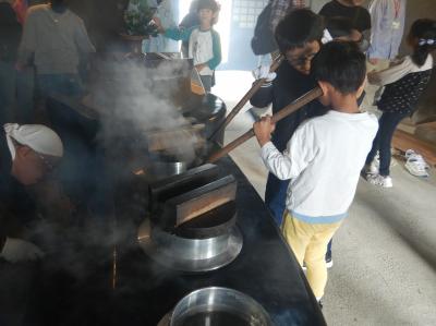 火吹竹で音を聞く様子