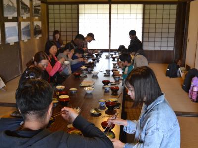 ごはんを食べる様子