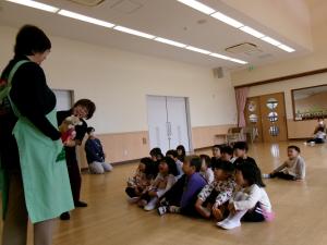 わらべ歌の話を聞いています