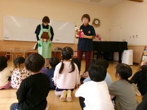 みかん　エプロンシアターを見ています