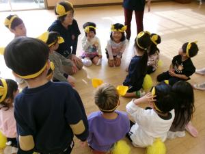 みかんキツネになってわらべ歌をしています