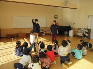 もも　わらべ歌のお話を聞いています