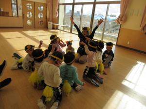 もも　きつねになってわらべ歌をしています。