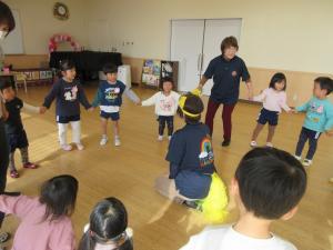 輪になってわらべ歌をしています。