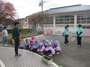 地域コーディネーターの方と花植え　２