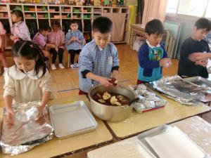１組が焼き芋の準備をしています