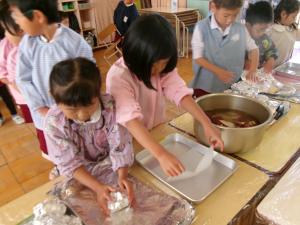 １組　焼き芋の準備をしています