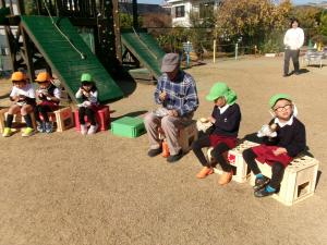 地域の方と焼き芋を食べています