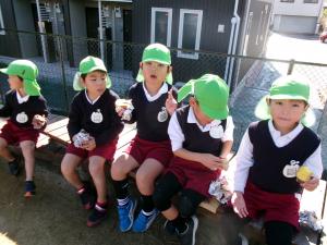 １組が焼き芋を食べています