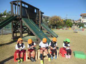 ２組が焼き芋を食べています