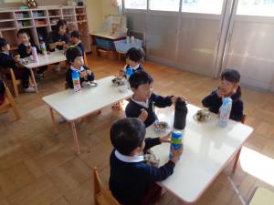 いちご組焼き芋を食べています