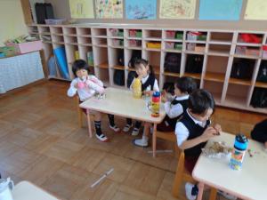 いちご組が焼き芋を食べています