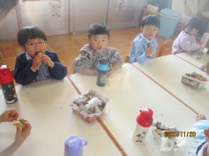 みかん組焼き芋を食べています