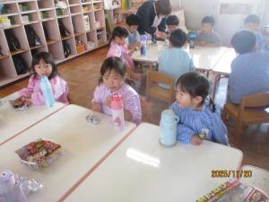 みかん組が焼き芋を食べています