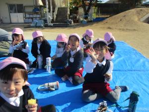 ほしぐみ焼き芋を食べています