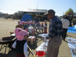 ほしぐみ　芋を焼くのを見ています