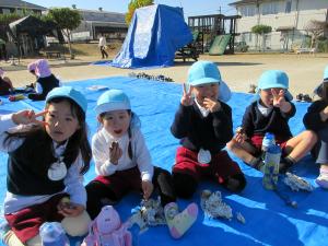 そらぐみ　焼き芋を食べています