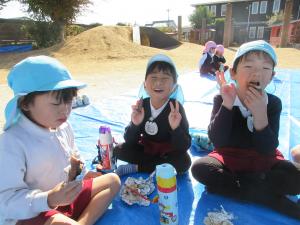 そら組が焼き芋を食べています