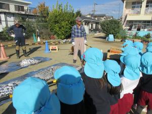 そら組　芋を焼く様子を見ています