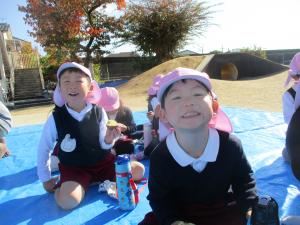 ほし組が焼き芋を食べています
